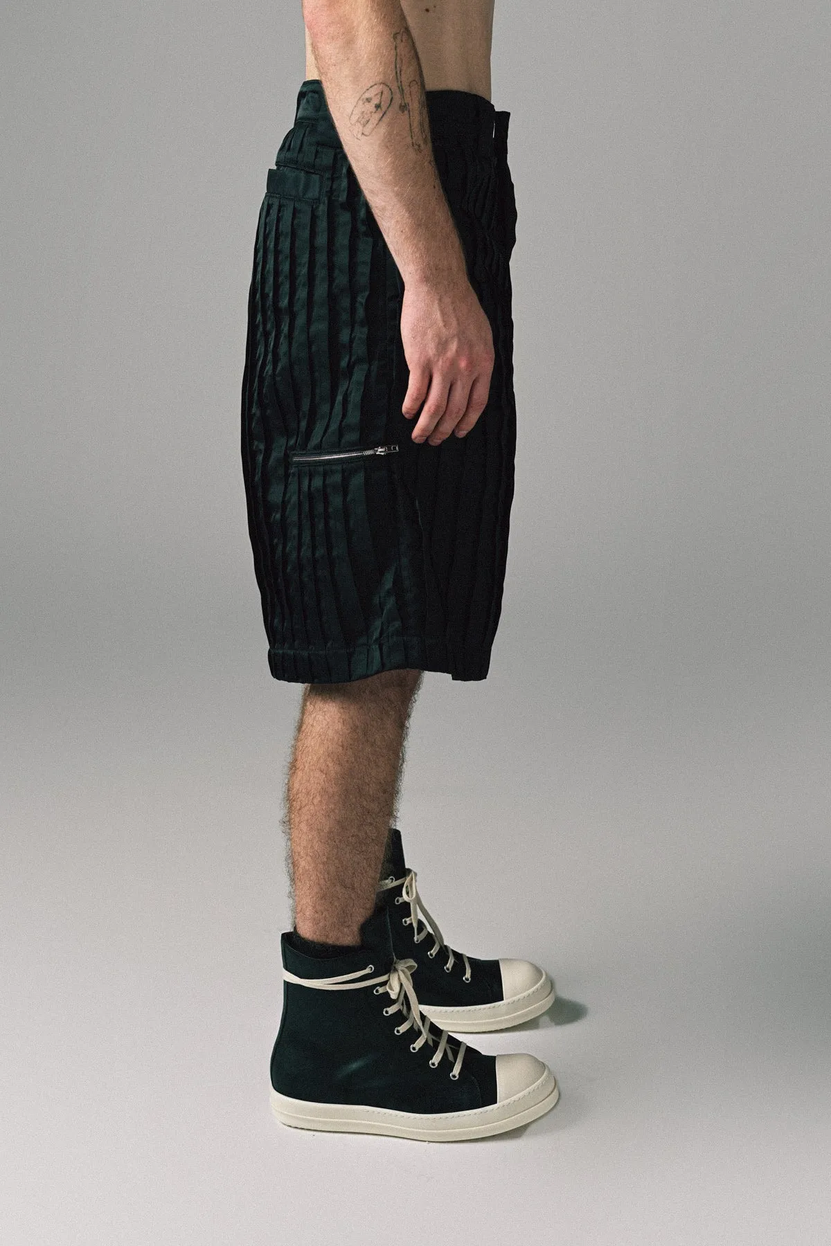 FAQTORY | PLEATED SHORTS