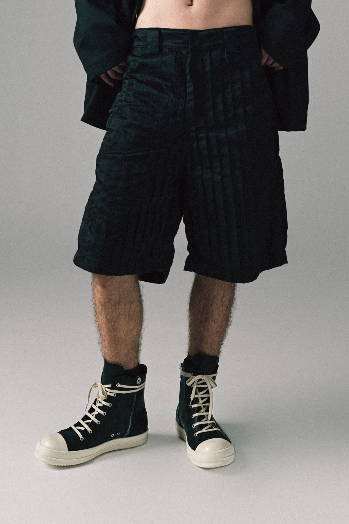 FAQTORY | PLEATED SHORTS