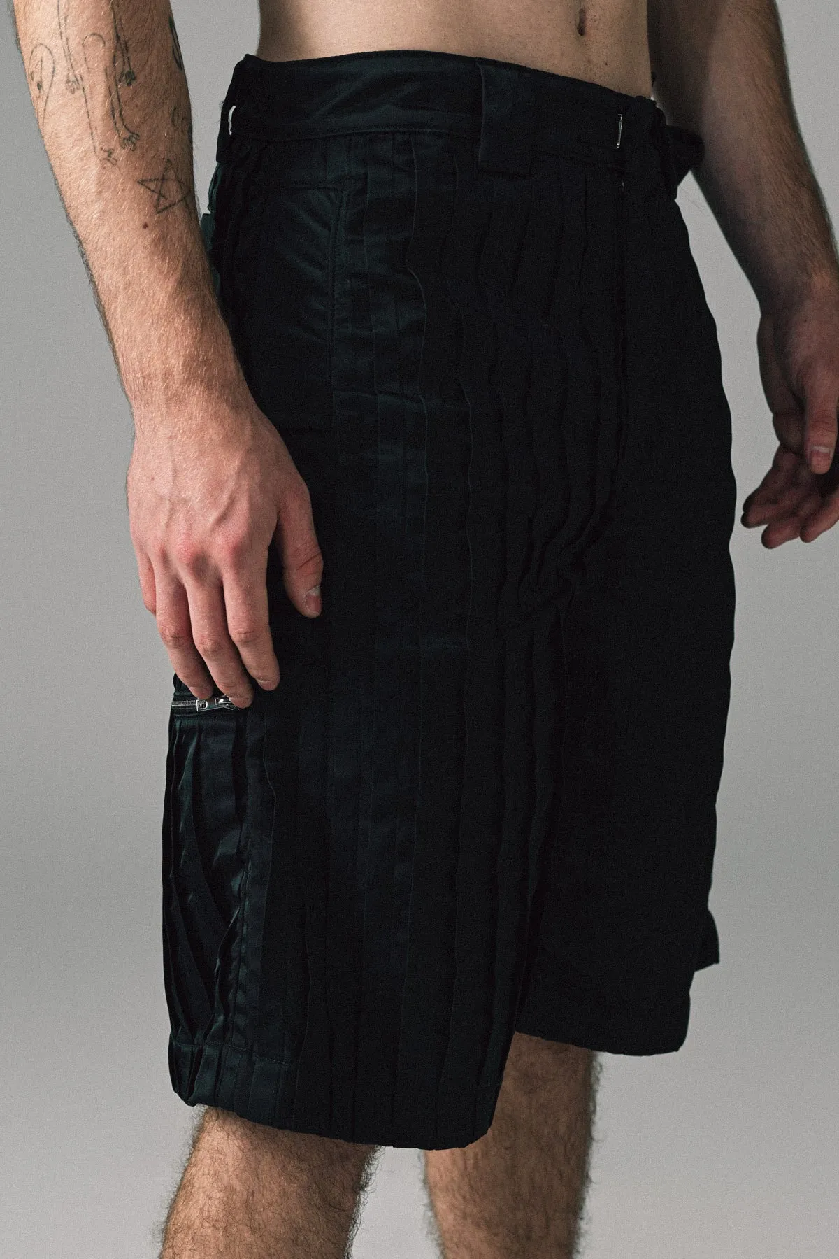 FAQTORY | PLEATED SHORTS