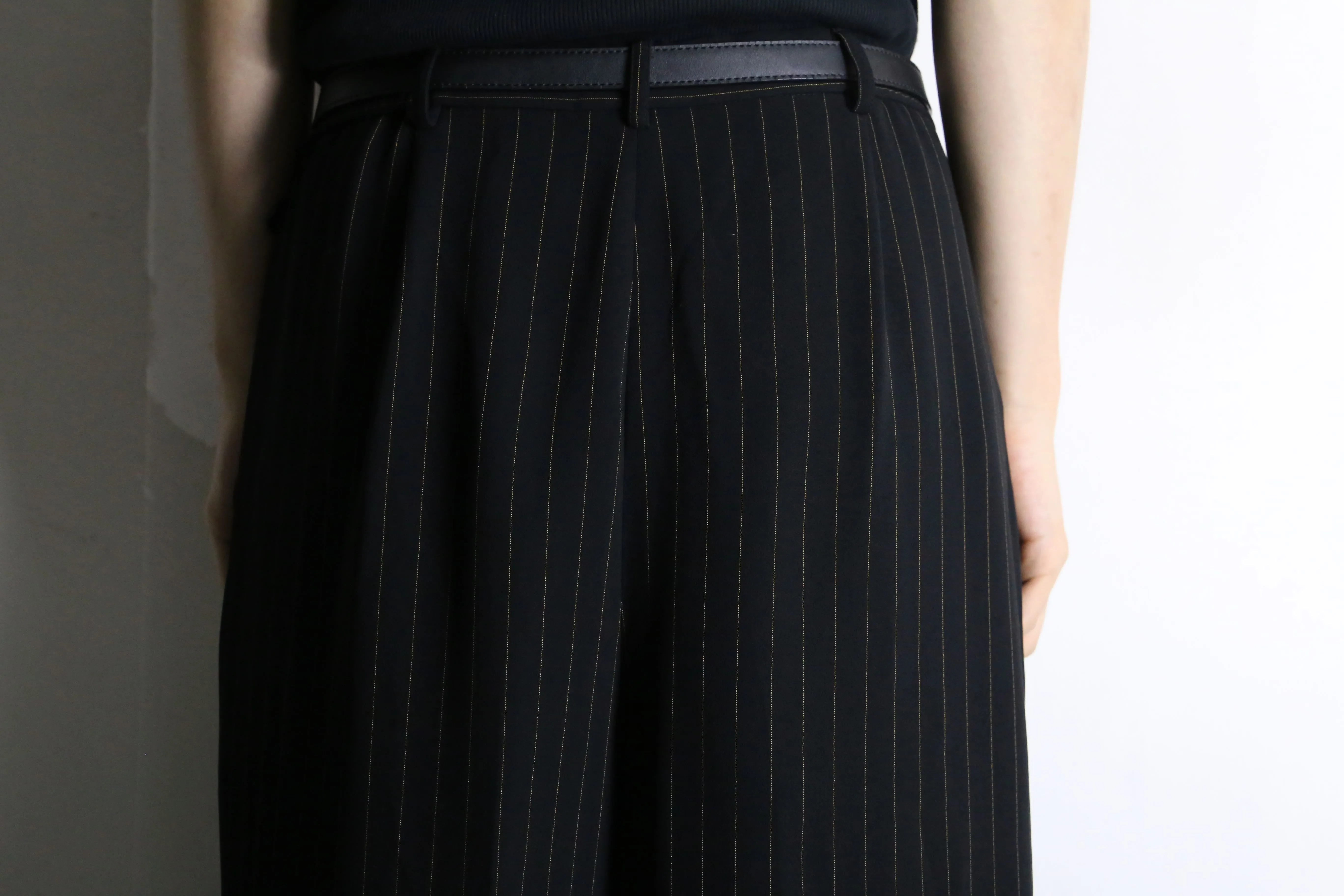 stripe pattern wide silhouette straight slacks